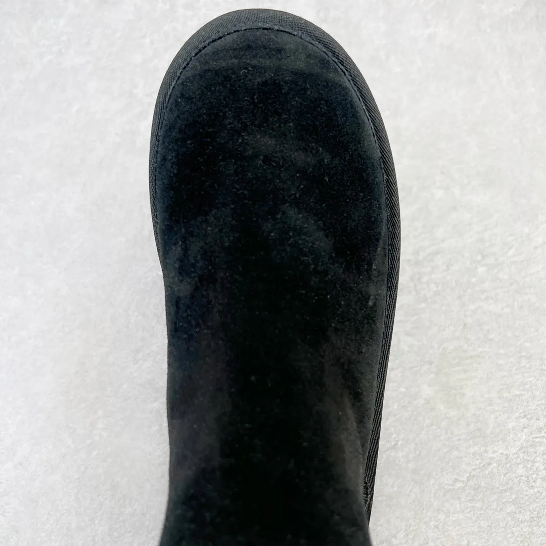 Pick up locally 💰600 UGG 4526 Chelsea thick-soled autumn and winter sheepskin and fur snow boots. All shoes are made from the same factory as ZP. Longfeng A-grade Australian imported sheepskin and fur women's boots. Brand OEM production line. Fully follow the ZP process. Original pattern maker of the OEM. Adhering to the principle of no original shoes and no development selection. Pay attention to every detail. The most authentic version on the market. TREADLITE "Light Wing" technology outsole. Lightweight/durable/flexible/pile size: 35 36 37 38 39 40 Coding: by3936030